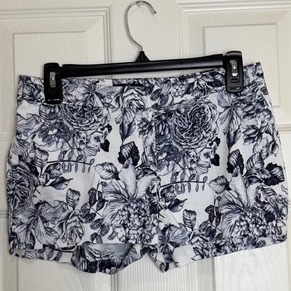 H&M Black and White Floral Shorts size 6 - Picture 2 of 6